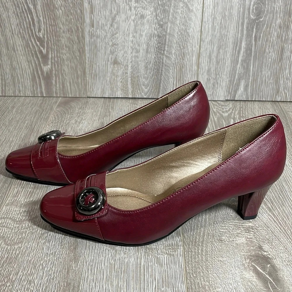 NEW Hush Puppies Soft Style Burgundy Comfort Heels Pumps Button Toe Accent 8.5